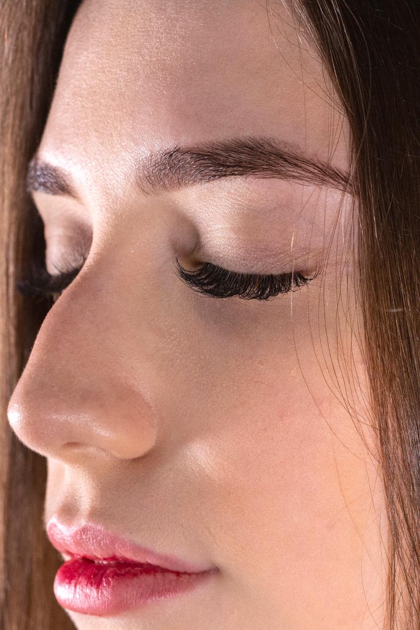 Close de olhar com design de cílios e tratamento de extensão