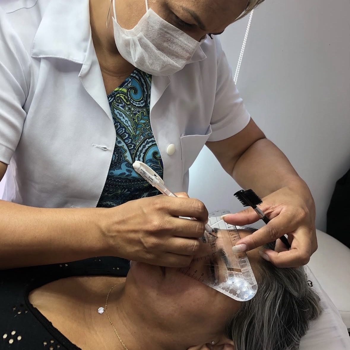 Curso de micropigmentação e design de sobrancelhas com prática supervisionada