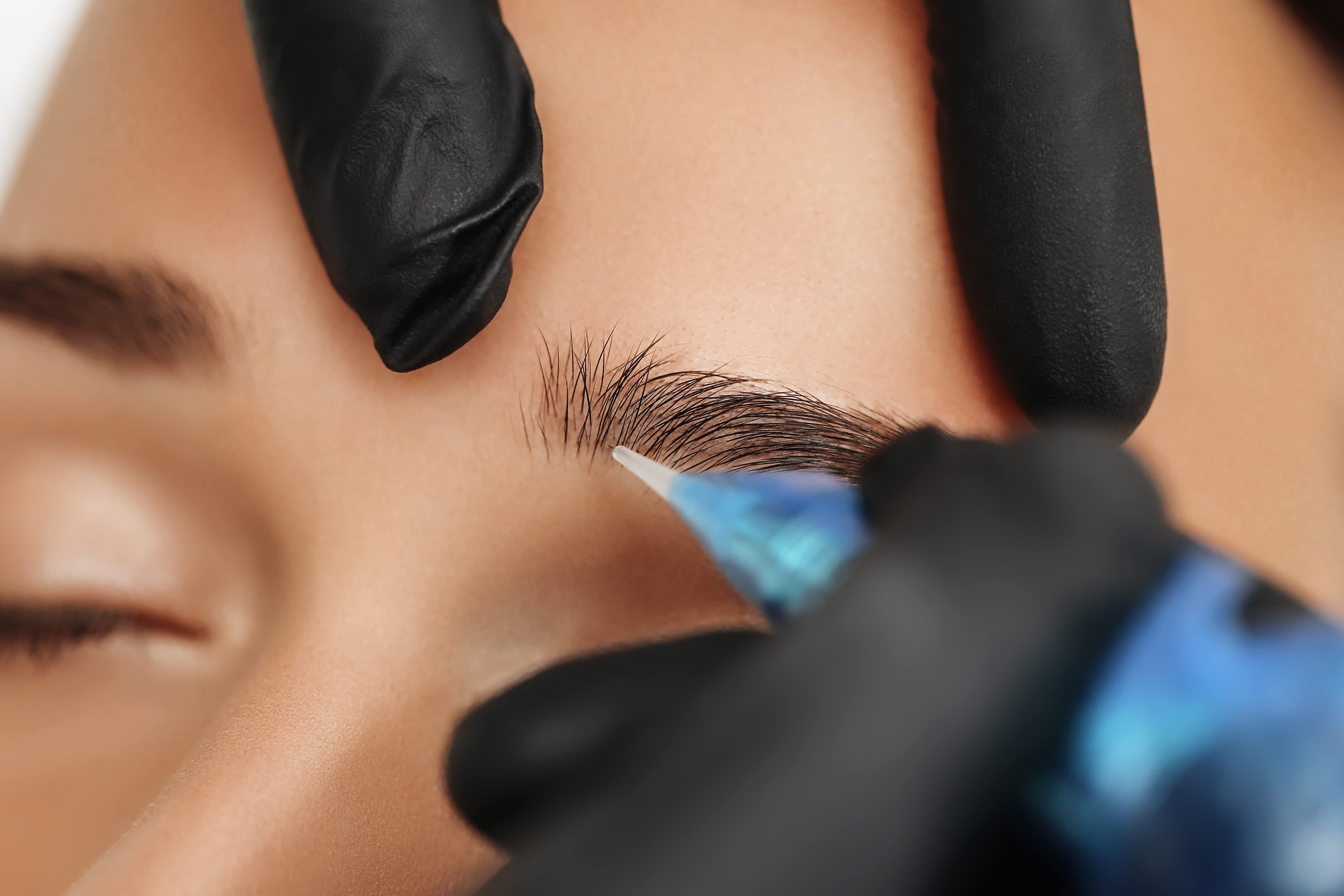 Lash designer em atendimento de estética do olhar